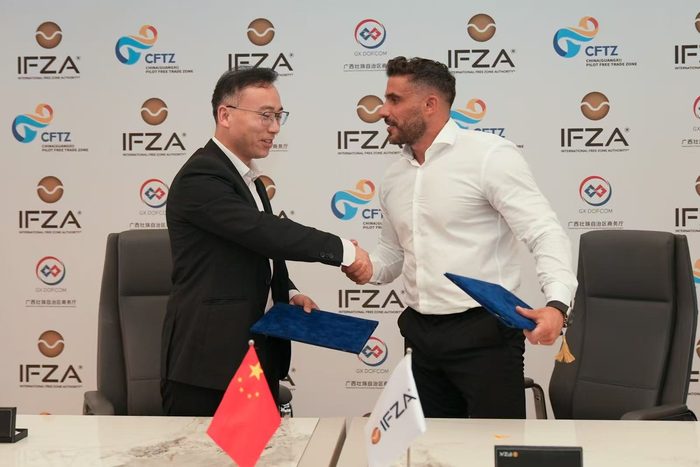 Chris Elliott schüttelt der chinesischen Delegation bei der IFZA/CFTZ-Partnerschaftsunterzeichnung die Hand