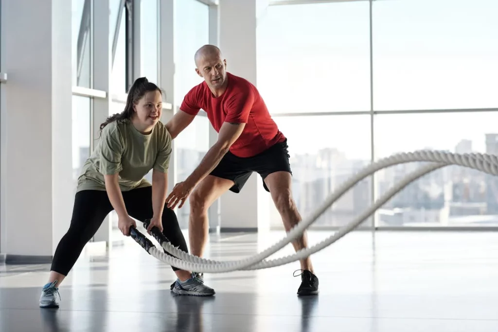 Ein Personal Trainer trainiert in den VAE