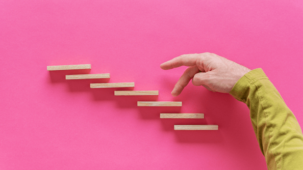 Finger zeigen in Richtung Treppe